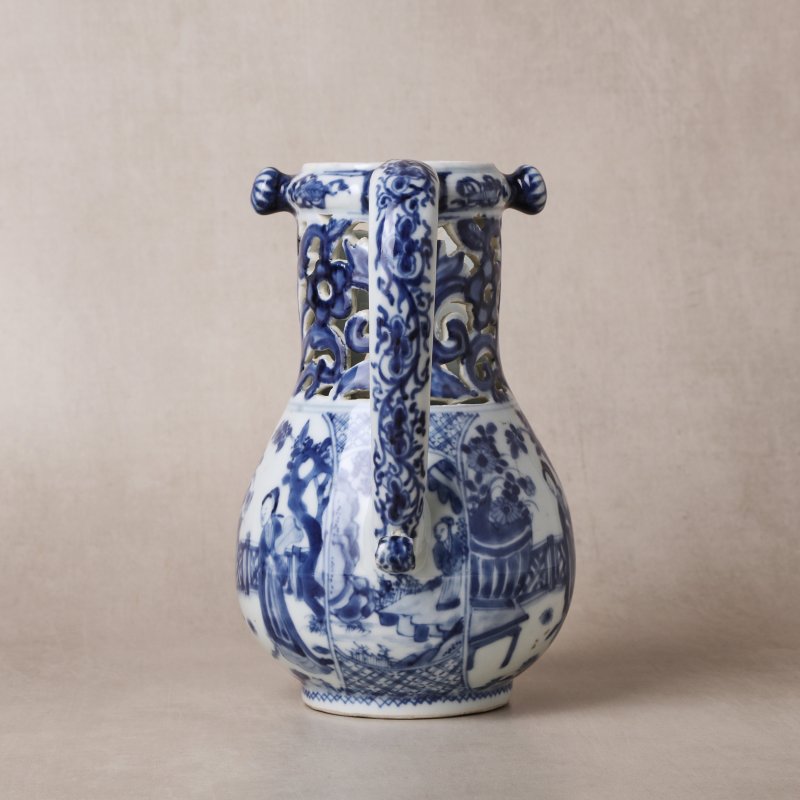 清康熙 青花庭院仕女圖執壺 | Santos Collection | A rare Chinese export blue and white 'puzzle' jug, Qing dynasty, Kangxi period - 图4