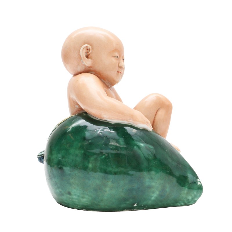 民國 粉彩童子獻壽像 | A Chinese famille-rose 'boy and peach' figure, Republic period - 图5