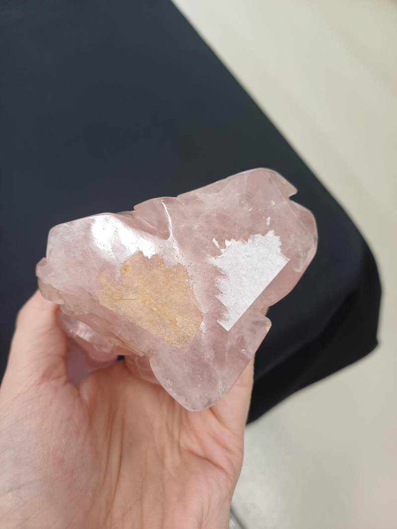 二十世紀 粉晶雕仙人把件 | A large Chinese rose quartz carved 'immortals' group, 19th/20th century - 图11