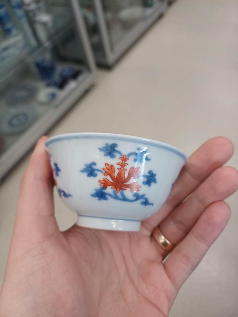 十九/二十世紀 青花礬紅折枝番蓮紋盃 《大清乾隆年製》款 | A Chinese blue and white and copper-red 'Indian lotus' cup, 19th/20th century - 图8