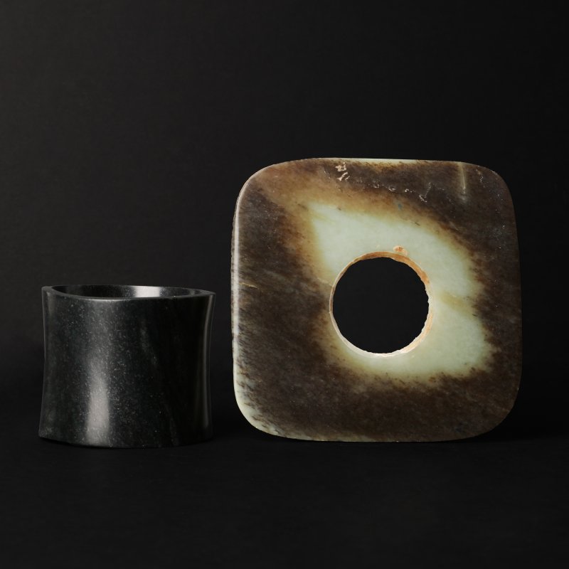 十九/二十世紀 仿古玉琮 及 玉璧 一組兩件 | A Chinese archaistic carved jade cong together with a bi disc, 19th/20th century