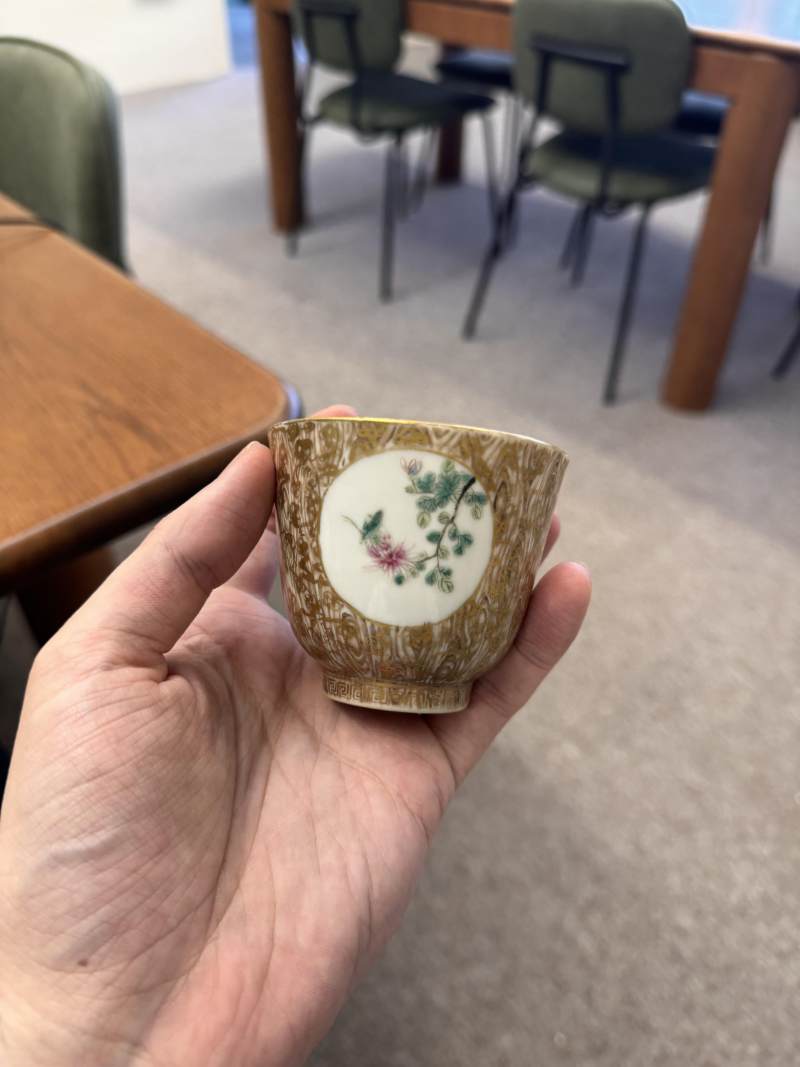 清十八/十九世紀 粉彩仿木紋花卉紋盃 | Santos Collection | A Chinese famile-rose faux-bois 'blossoms' cup, Qing dynasty, 18th-19th century - 图10
