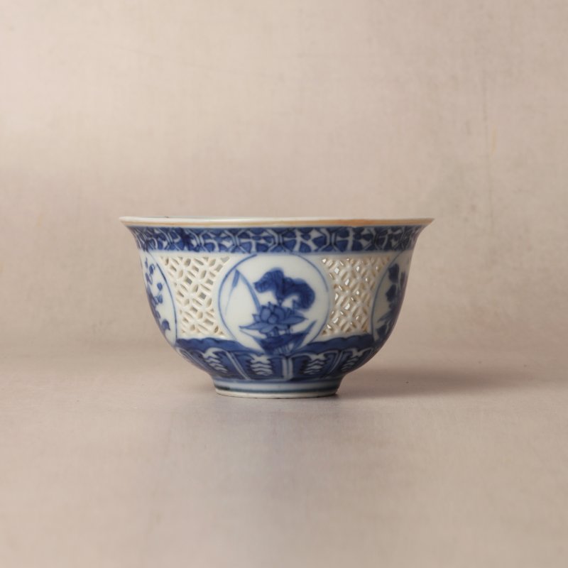 明崇禎 青花花卉紋玲瓏鏤空盌 | Santos Collection | A Chinese blue and white reticulated 'linglong' bowl, Ming dynasty, Chongzhen period - 图7