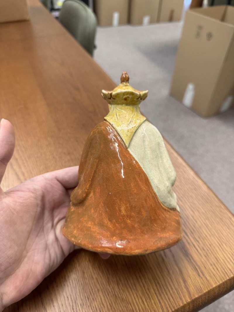 十八/十九世紀 素三彩道教人物像 | A Chinese glazed biscuit 'Daoist' figure, 18th/19th century - 图4