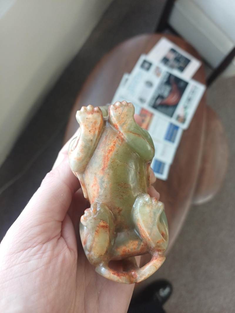二十世紀 青玉帶皮瑞獸擺件 | A Chinese celadon and russet jade 'mythical beast' carving, 20th century - 图7