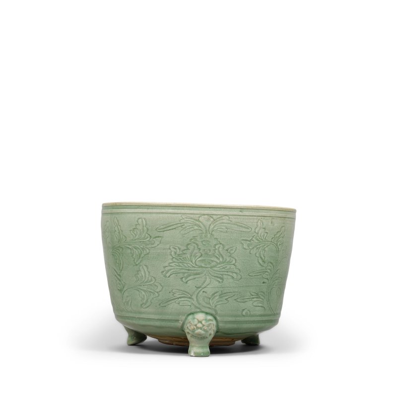 晚明 龍泉窯青釉刻花牡丹紋奩式爐 | A LONGQUAN CELADON-GLAZED 'FLORAL' TRIPOD CENSER - 图2