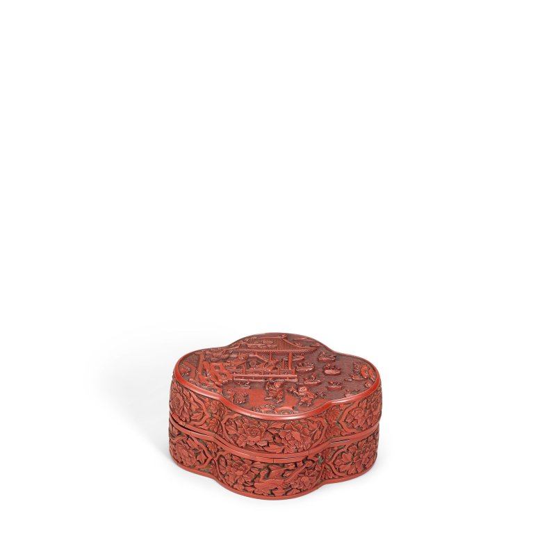 晚明 剔紅海棠式蓋盒 | A SMALL CARVED CINNABAR LACQUER 'FIGURAL' LOBED BOX AND COVER - 图1