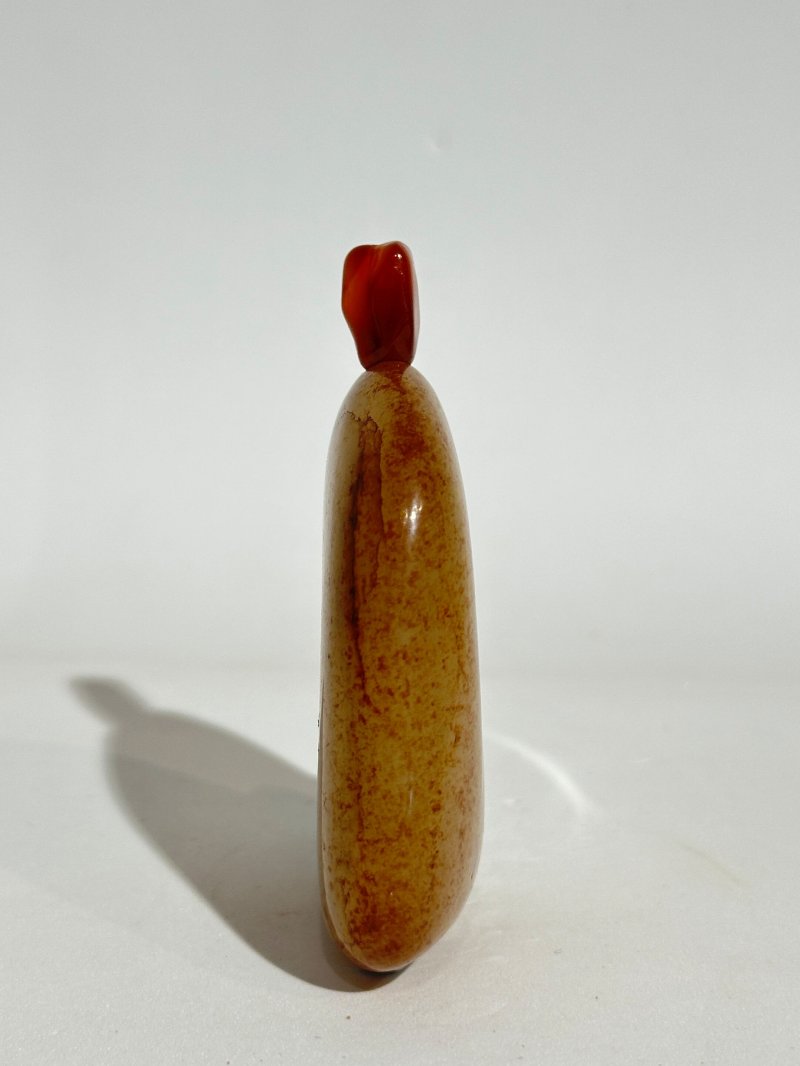 清十九世紀 白玉帶皮隨形鼻煙壺 | A WHITE AND RUSSET JADE 'PEBBLE' SNUFF BOTTLE - 图7