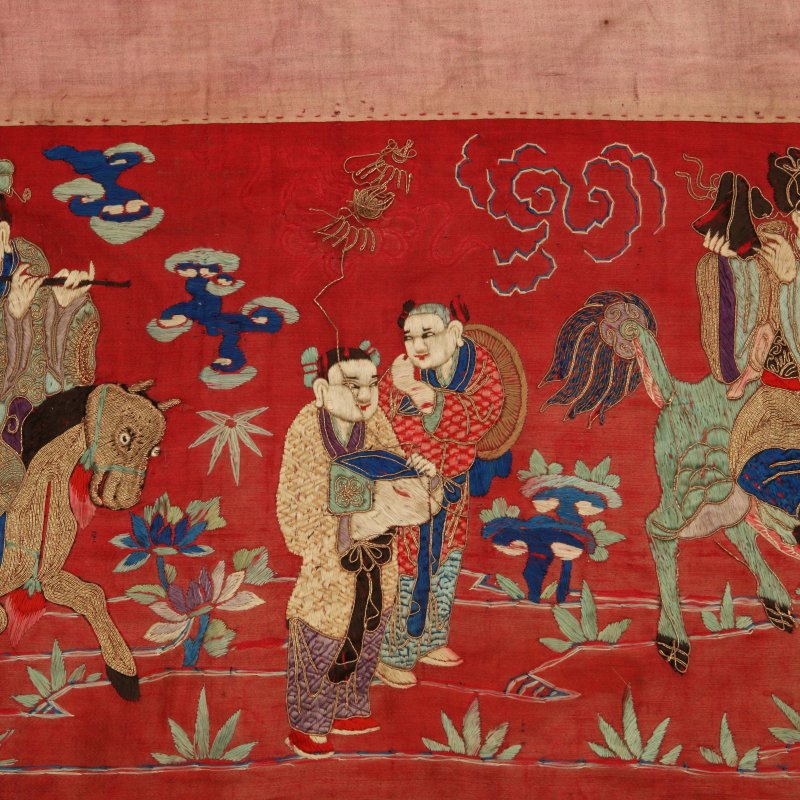 十九世紀 紅地繡神仙圖帷 | A Chinese silk 'immortals' rectangular banner/panel, 19th century - 图2