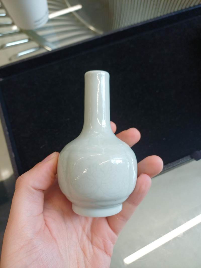 清 白釉暗刻纏枝花卉紋瓶 《大清乾隆年製》款 | A small Chinese monochrome white-glazed incised vase, Qing dynasty - 图8