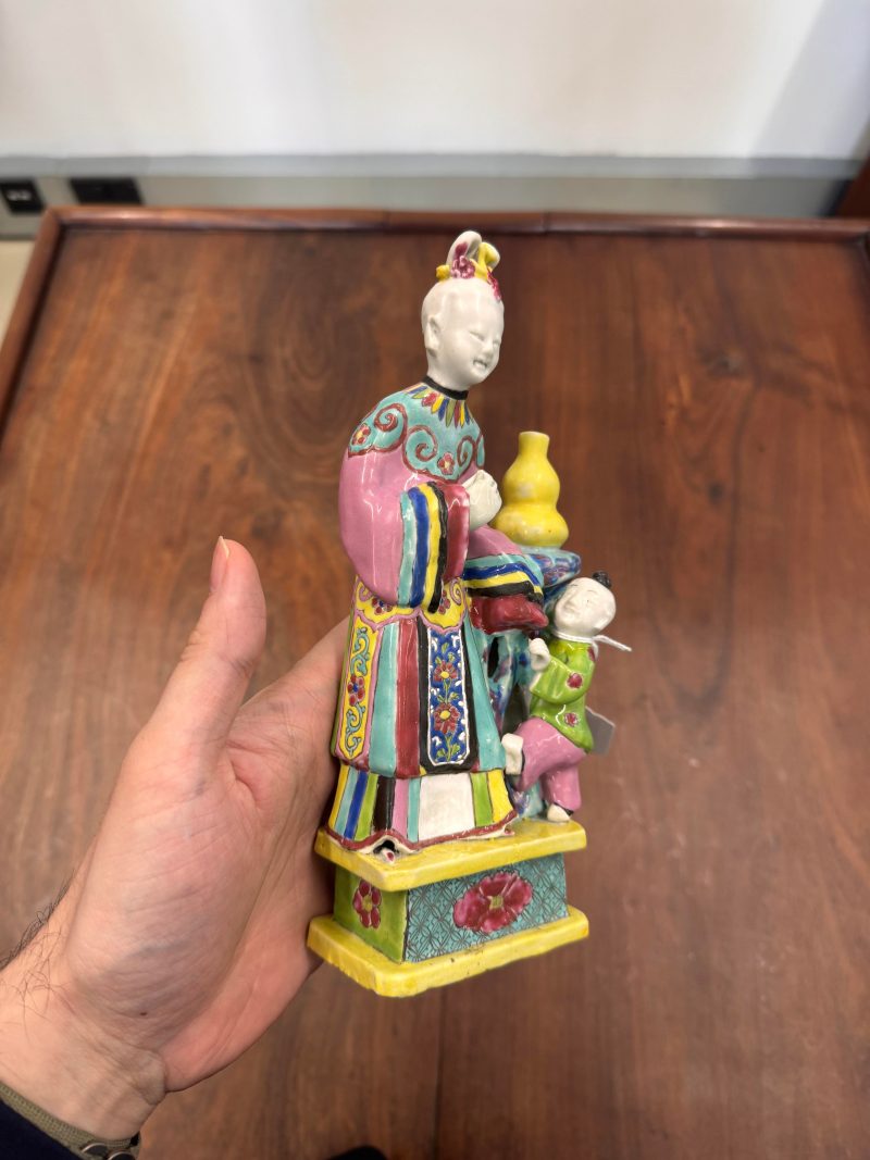 清乾隆 粉彩仕女與童子像 | Santos Collection | A Chinese export famille-rose figure of a lady and boy, Qing dynasty, Qianlong period - 图18
