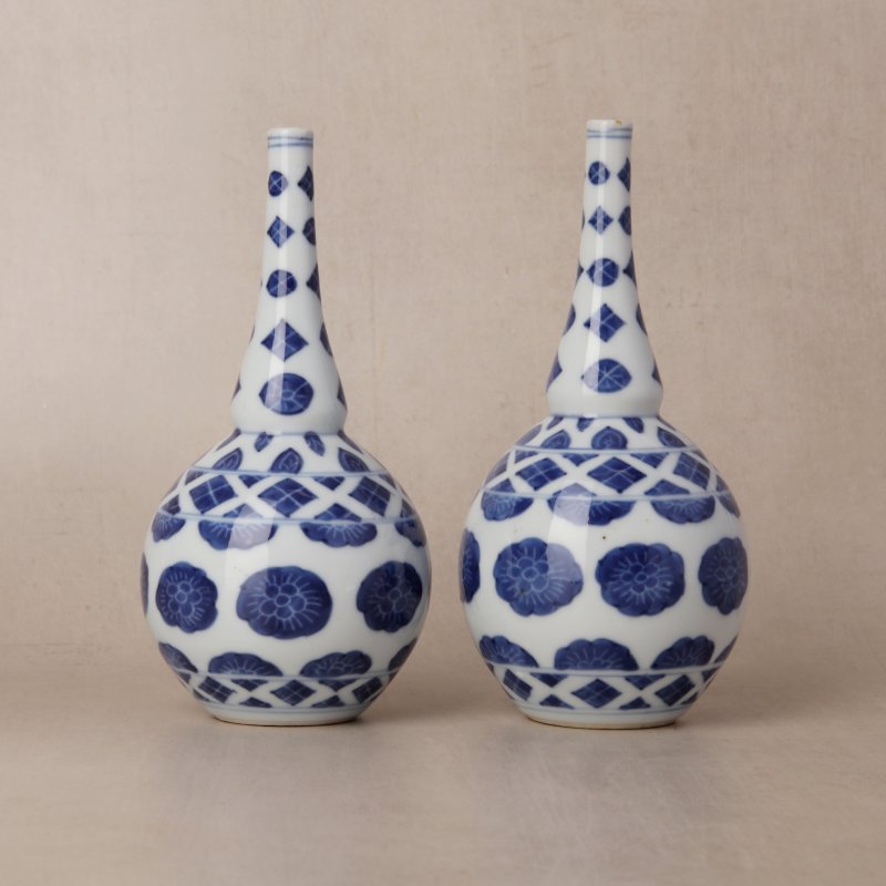 清康熙 青花花卉紋長頸瓶一對 | Santos Collection | Two rare Chinese export blue and white 'floral' sprinklers, Qing dynasty, Kangxi period - 图1