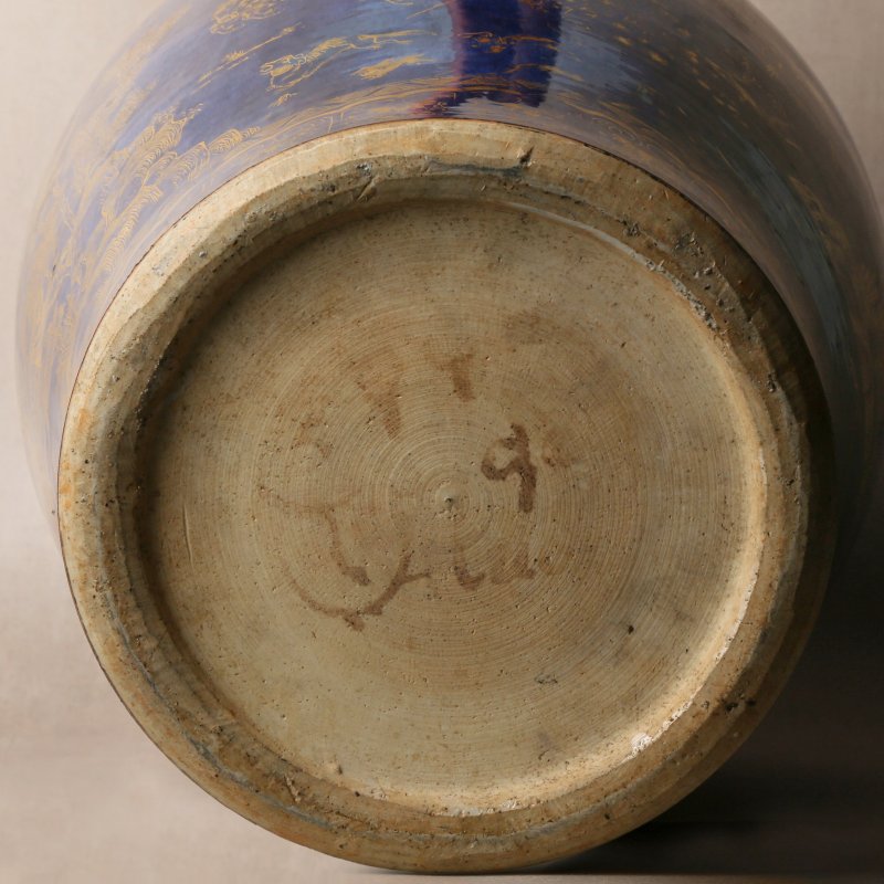 清康熙 灑藍釉描金狩獵圖蓋罐 | Santos Collection | A very large Chinese powder-blue gilt-decorated jar and cover, Qing dynasty, Kangxi period - 图3