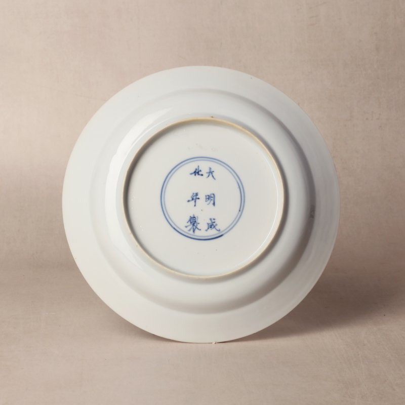 清康熙 青花菊紋詩句盤一組三件 《大明成化年製》款 | Santos Collection | A fine group of three Chinese blue and white 'chrysanthemum poem' dish, Qing dynasty, Kangxi period - 图4
