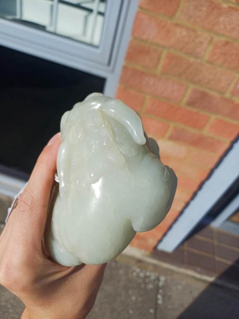 清十九世紀 青白玉太獅少獅擺件 | A large Chinese pale-celadon jade 'Buddhist lions' carving, Qing dynasty, 19th century - 图14