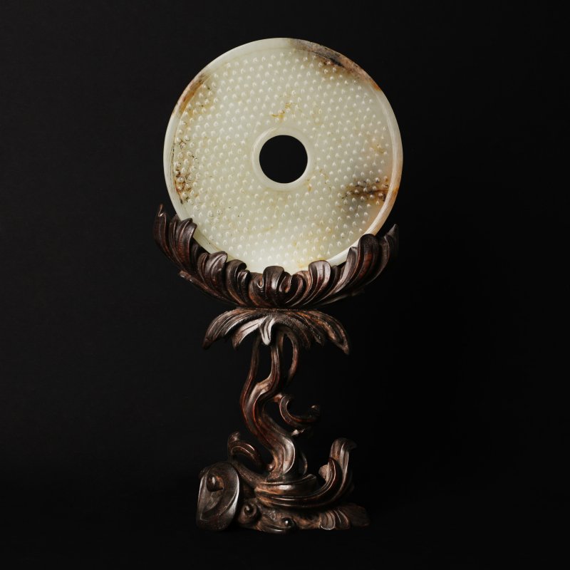 西漢 青玉帶皮璧 | A fine Chinese celadon and russet jade disc, bi, Western Han dynasty