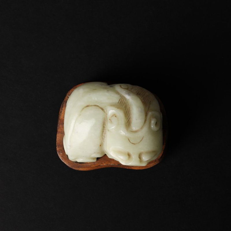 晚清 玉雕瑞獅擺件 | A Chinese jade carving of a lion, late Qing dynasty - 图6