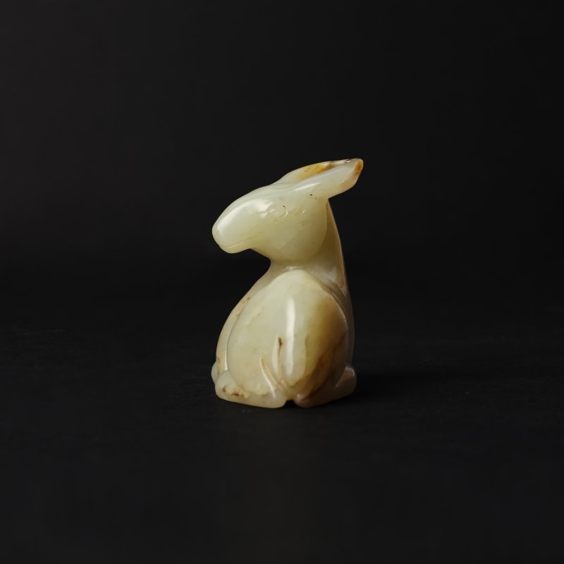 二十世紀 青玉帶皮瑞鹿擺件 | A Chinese celadon and russet jade 'deer' carving, 20th century - 图2