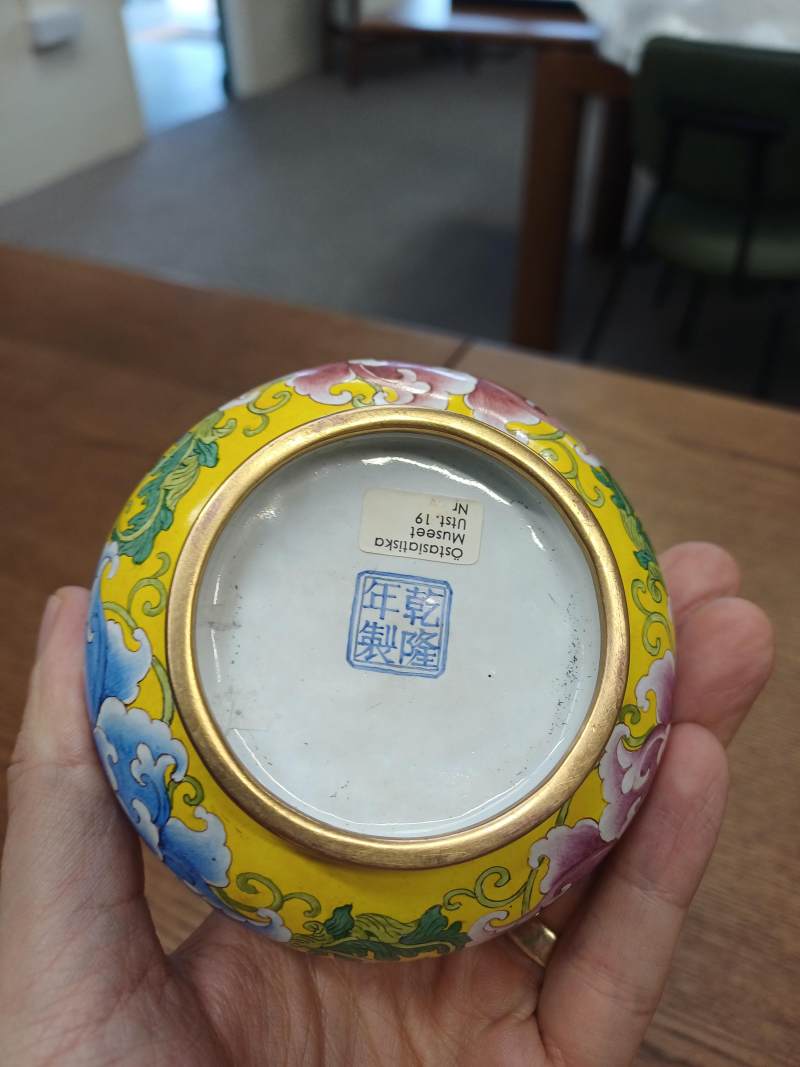 民國 銅胎畫琺瑯牡丹花卉紋瓶 《大清乾隆年製》款 | A Chinese painted enamel 'peonies' vase, Republic period, Qianlong mark - 图3