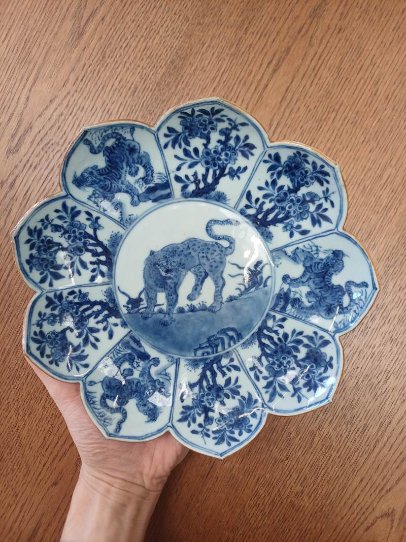 清十八世紀 青花猛虎圖花口盤 | A Chinese blue and white 'tiger' foliate dish, Qing dynasty, 18th century - 图9