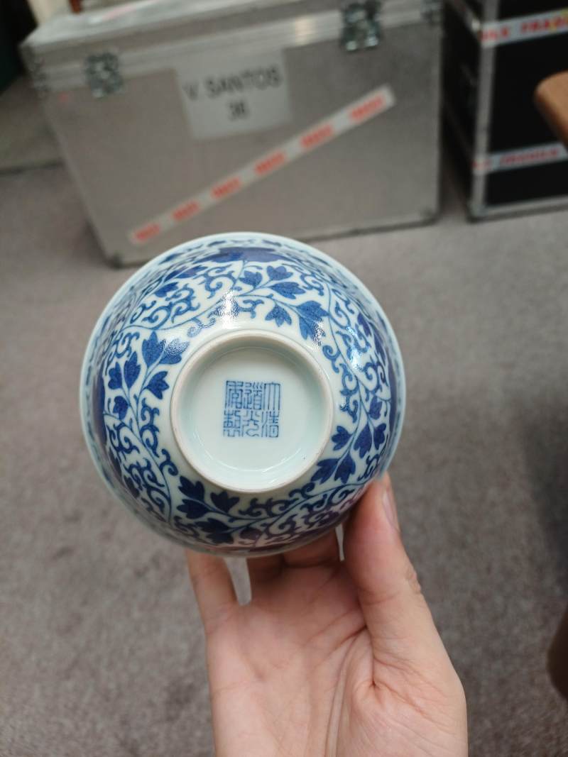或為清道光 青花纏枝花卉紋盌《大清道光年製》款 | A Chinese blue and white 'floral' bowl, Daoguang mark and possibly of the period - 图18