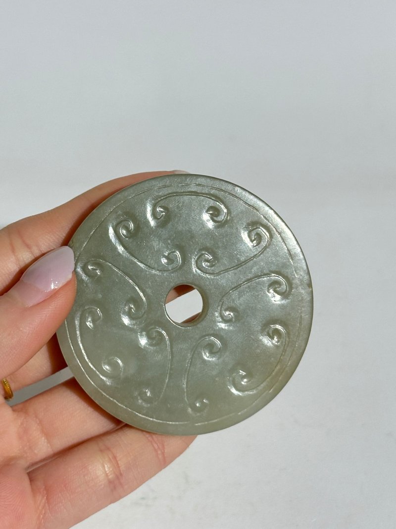 十九/二十世紀 青白玉子母獅紋佩、及青玉螭龍紋佩二枚 及座 | A GREENISH WHITE JADE 'LION AND CUB' AND A GREEN JADE 'CHI DRAGON' PENDANT - 图2