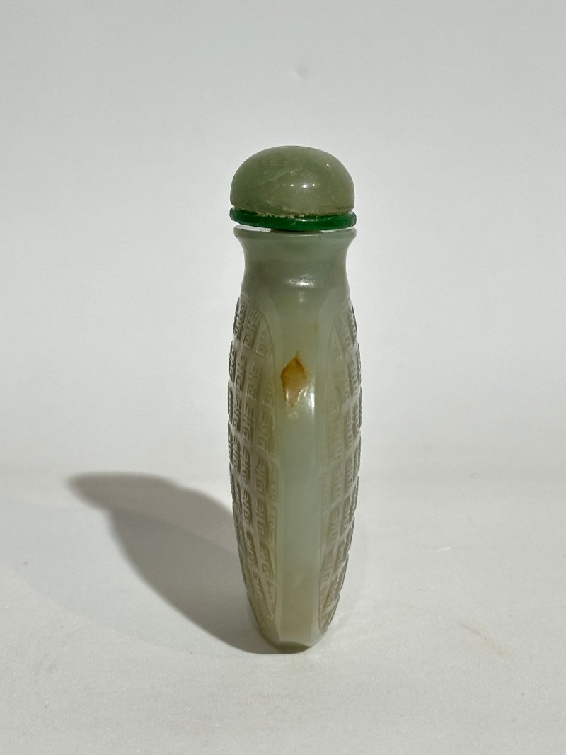 清十九世紀 青玉壽字紋鼻煙壺 | A GREEN JADE 'SHOU CHARACTERS' SNUFF BOTTLE - 图6