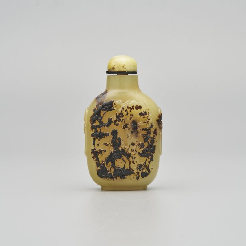清 黃玉帶皮人物紋、沁玉山水紋鼻煙壺二件（沁玉配翡翠蓋） | A YELLOW AND RUSSET JADE AND A MOTTLED JADE 'LANDSCAPE' SNUFF BOTTLE - 图26