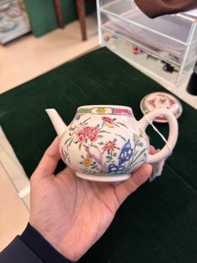 清乾隆 粉彩花卉紋蓋壼 | Santos Collection | A Chinese famille-rose 'floral' teapot, Qing dynasty, Qianlong period - 图35