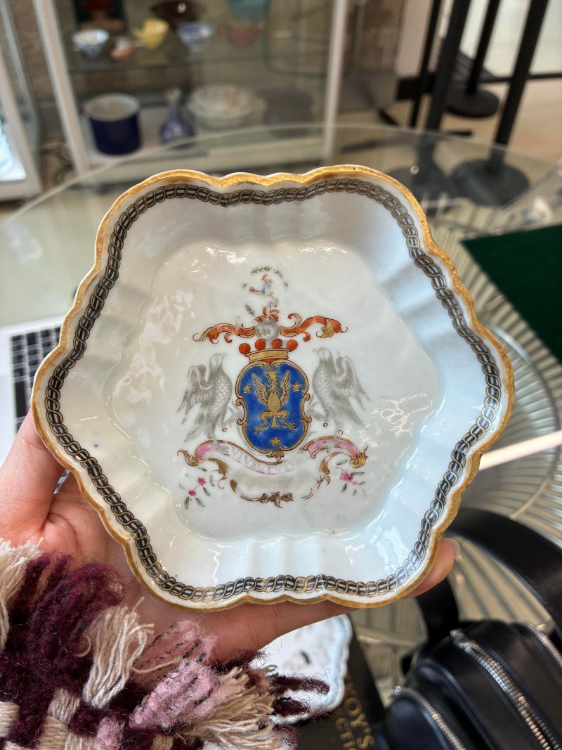 清十八世紀 紋章圖盤及西洋人物圖盤一組兩件 | A Chinese armorial saucer and a 'European subject' saucer, Qing dynasty, 18th century - 图15