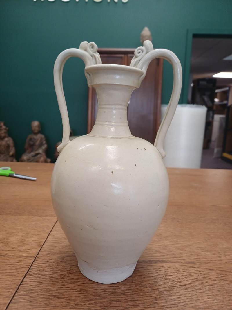 唐 白釉雙螭龍耳瓶 | A Chinese straw-glazed stoneware 'amphora' vase, Tang Dynasty - 图17