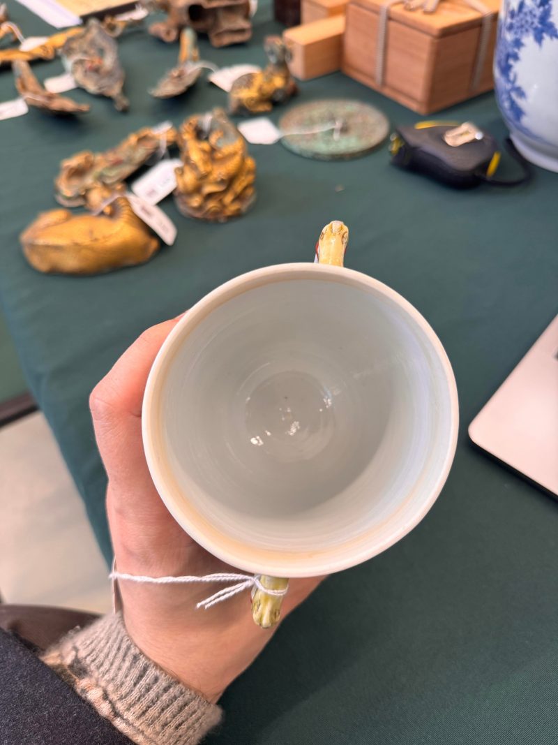 清康熙 五彩博古圖蓋罐 | A Chinese famille-verte twin-handled 'hundred antiques' pot and cover, Qing Dynasty, Kangxi period - 图22