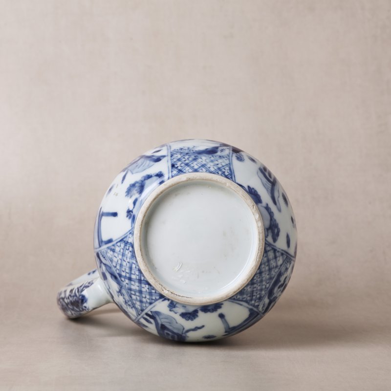 清康熙 青花庭院仕女圖執壺 | Santos Collection | A rare Chinese export blue and white 'puzzle' jug, Qing dynasty, Kangxi period - 图5