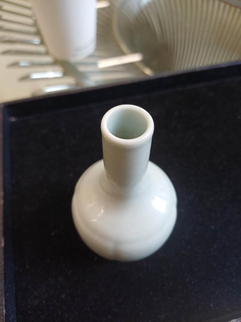 清 白釉暗刻纏枝花卉紋瓶 《大清乾隆年製》款 | A small Chinese monochrome white-glazed incised vase, Qing dynasty - 图9