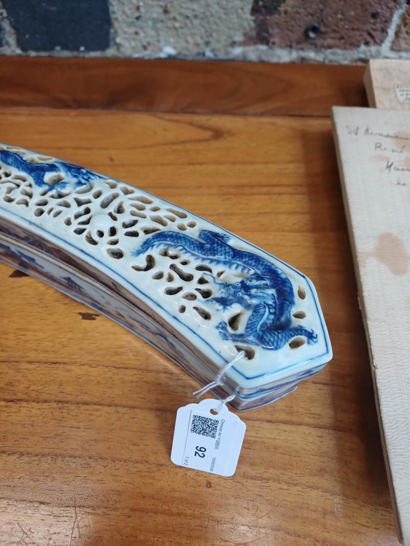 清十八至十九世紀 青花如意形蓋爐 《大清乾隆年製》款 | A Chinese blue and white sceptre-shaped censer and cover, Qing dynasty, 18th-19th century - 图11