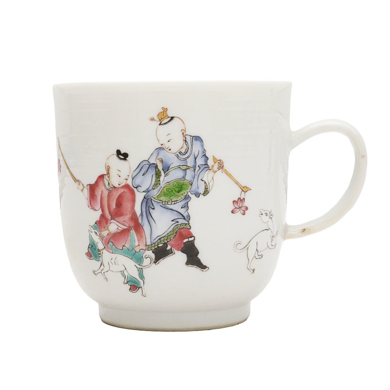清乾隆 粉彩庭院嬰戲圖盃 | A Chinese export famille-rose 'boys and dogs' coffee cup, Qing dynasty, Qianlong period