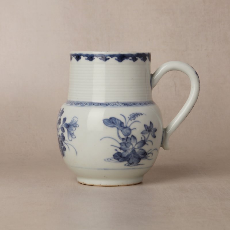清康熙 青花荷塘圖馬克盃 | Santos Collection | A group of Chinese export blue and white 'lotus pond' mugs, Qing dynasty, Kangxi period - 图2