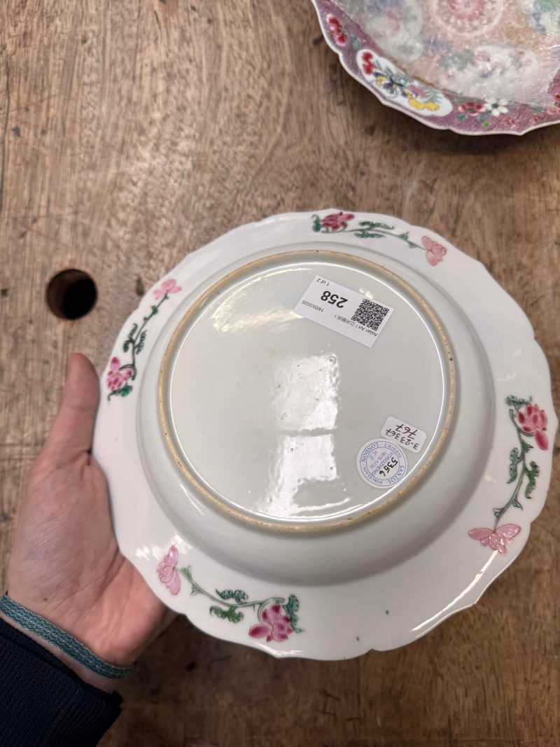 清雍正 約1730年 粉彩開光人物花卉圖花式盤一對 | Santos Collection | A pair of fine Chinese export foliate dishes, Qing dynasty, Yongzheng period, circa 1730 - 图24