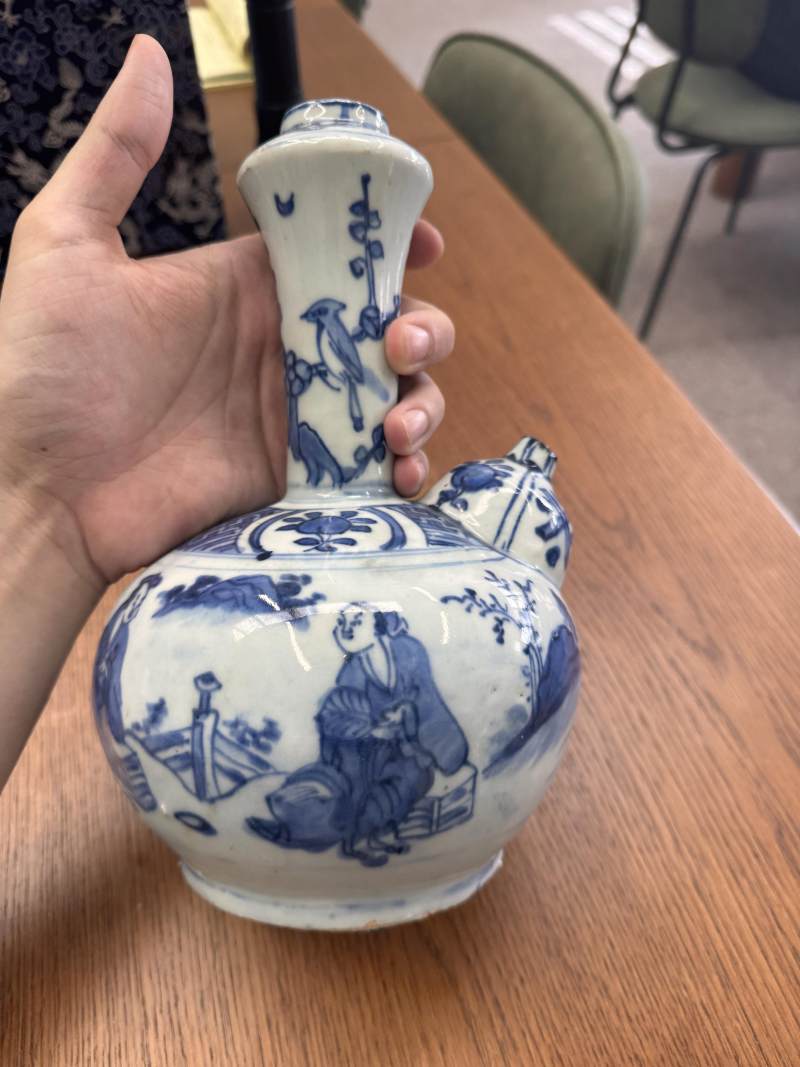 明崇禎/過渡期 青花人物故事圖軍持 | Santos Collection | A Chinese blue and white 'figural' kendi, Transitional period, Chongzhen period - 图5