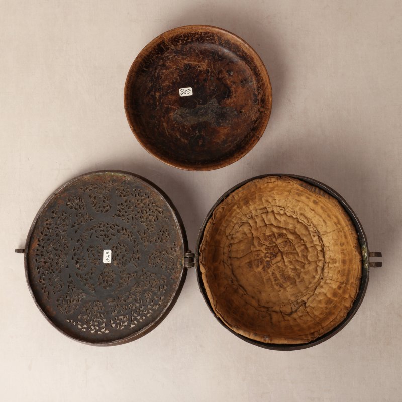 十五/十六世紀 西藏東部德格 鐵鋄金鏤空龍紋蓋盒 | A rare Tibetan gilt-damascened iron bowl box and cover, Derge, Eastern Tibet, 15th/16th century - 图33