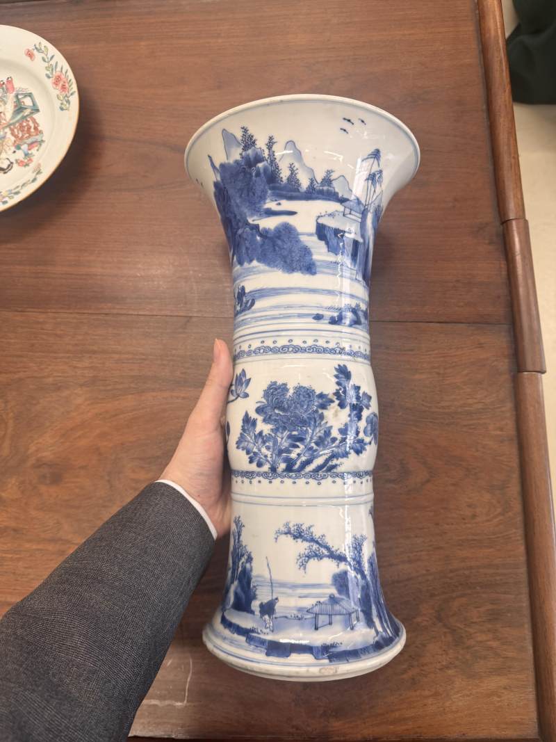 清康熙 青花山水人物圖花觚 | A Chinese blue and white 'gu' vase, Qing dynasty, Kangxi period - 图2