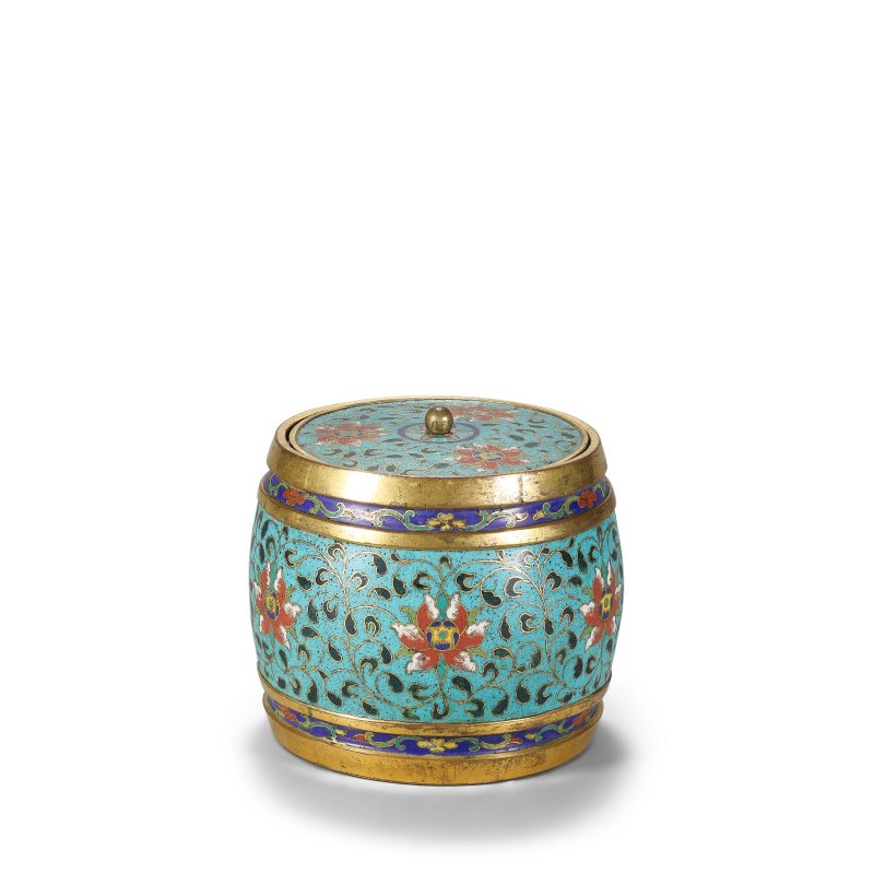 清十八世紀 銅胎掐絲琺瑯鼓式蓋罐 | A CLOISONNÉ ENAMEL BARREL-FORM JAR AND COVER - 图1