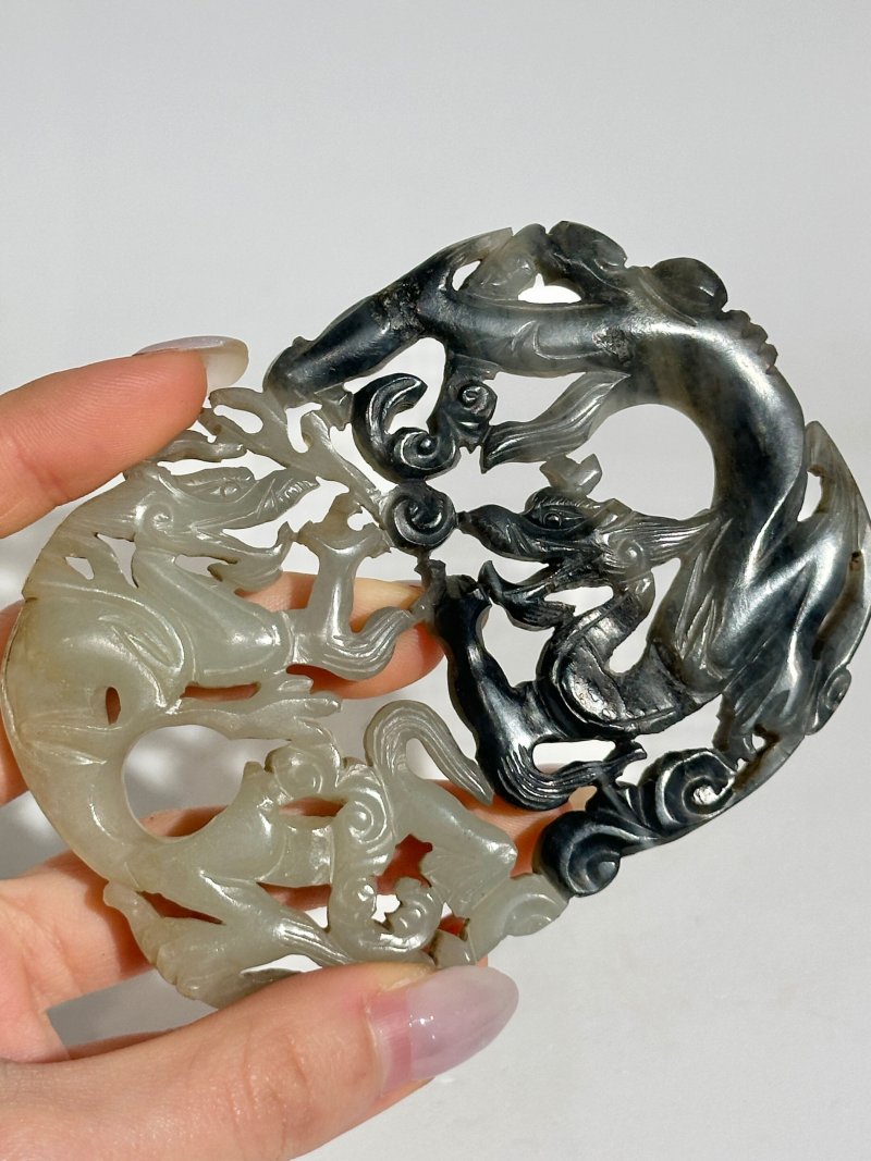 十九/二十世紀 黑白玉⌈雙龍戲珠⌋牌 及座 | A BLACK AND WHITE JADE 'DRAGON' PLAQUE - 图3