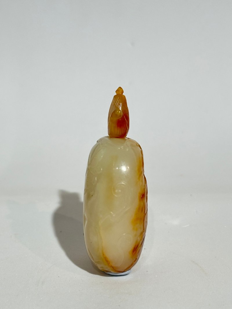 清十九世紀 白玉巧雕⌈瓜瓞⌋鼻煙壺 | A WHITE AND RUSSET JADE 'MELON' SNUFF BOTTLE - 图6