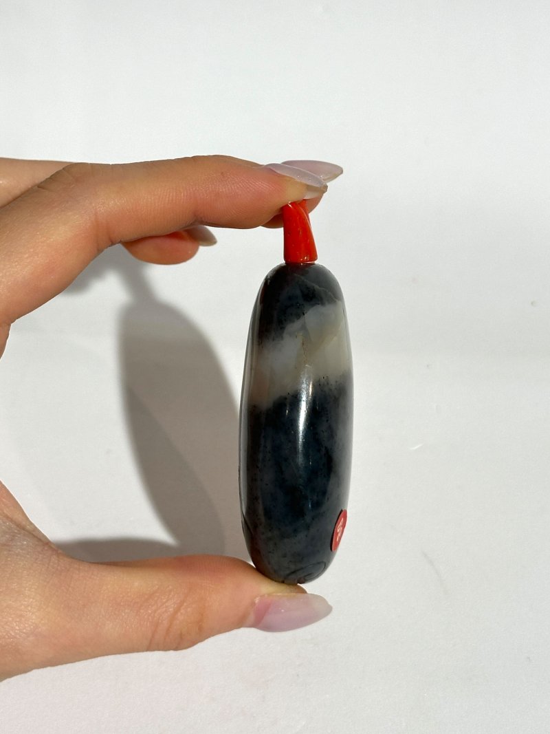 清十九世紀 黑白玉卵龍紋鼻煙壺 | A BLACK AND WHITE JADE PEBBLE 'DRAGON' SNUFF BOTTLE - 图5