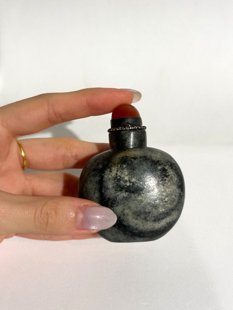 十八/十九世紀 墨玉、灰墨玉光素鼻煙壺二件 | A MOTTLED BLACK JADE AND A GREY AND BLACK JADE SNUFF BOTTLE - 图11