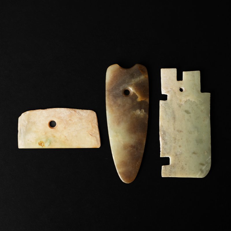 十九/二十世紀 仿古玉珮一組三件 | Three Chinese archaistic carved jade amulets, 19th/20th century - 图2