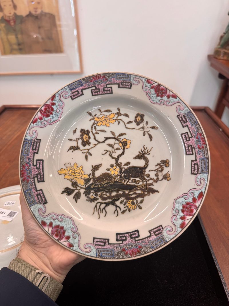 清十八世紀 粉彩描金花卉紋盤一對 | A pair of Chinese export gilt-decorated famille-rose dishes, Qing dynasty, 18th century - 图6