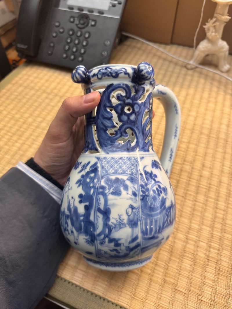 清康熙 青花庭院仕女圖執壺 | Santos Collection | A rare Chinese export blue and white 'puzzle' jug, Qing dynasty, Kangxi period - 图25
