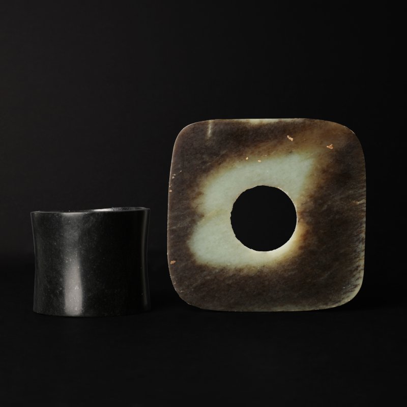 十九/二十世紀 仿古玉琮 及 玉璧 一組兩件 | A Chinese archaistic carved jade cong together with a bi disc, 19th/20th century - 图2